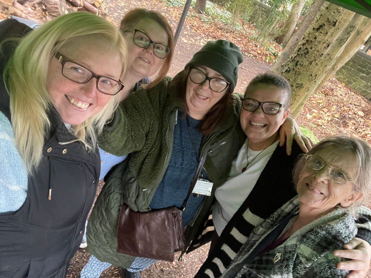 🎶 Singing again in the park on a crisp autumn day was pure joy. Sue nailed it: "I arrived sluggish but thought fresh air would do me good. Now I feel great—upbeat songs, lovely group, and lungs full of fresh air. Rejuvenated!" 🍂#SingingTogether #AutumnVibes #CommunityJoy