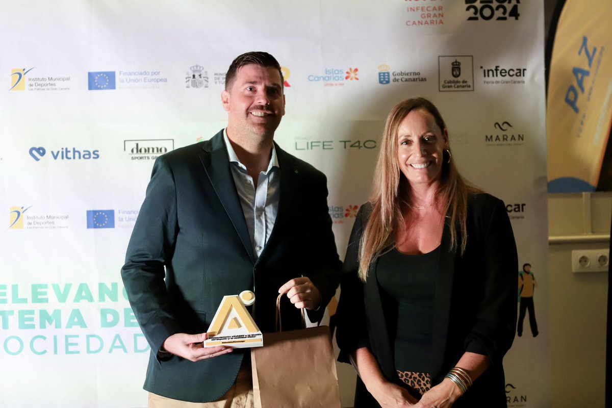 Acagede's tweet image. 🎖️ ACAGEDE ha entregado reconocimiento en su gala Binter, por su labor e implicación en el deporte en nuestras islas. 

🛫 Binter ha sido una empresa que se ha involucrado en los últimos años con el sector, siendo parte importante de muchas pruebas deportivas.