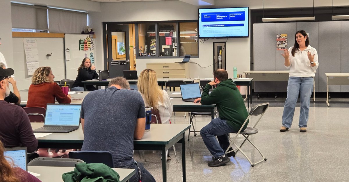 Mme Connor nous guide dans une discussion au sujet des stratégies de la communication orale lors de la journée pédagogique.