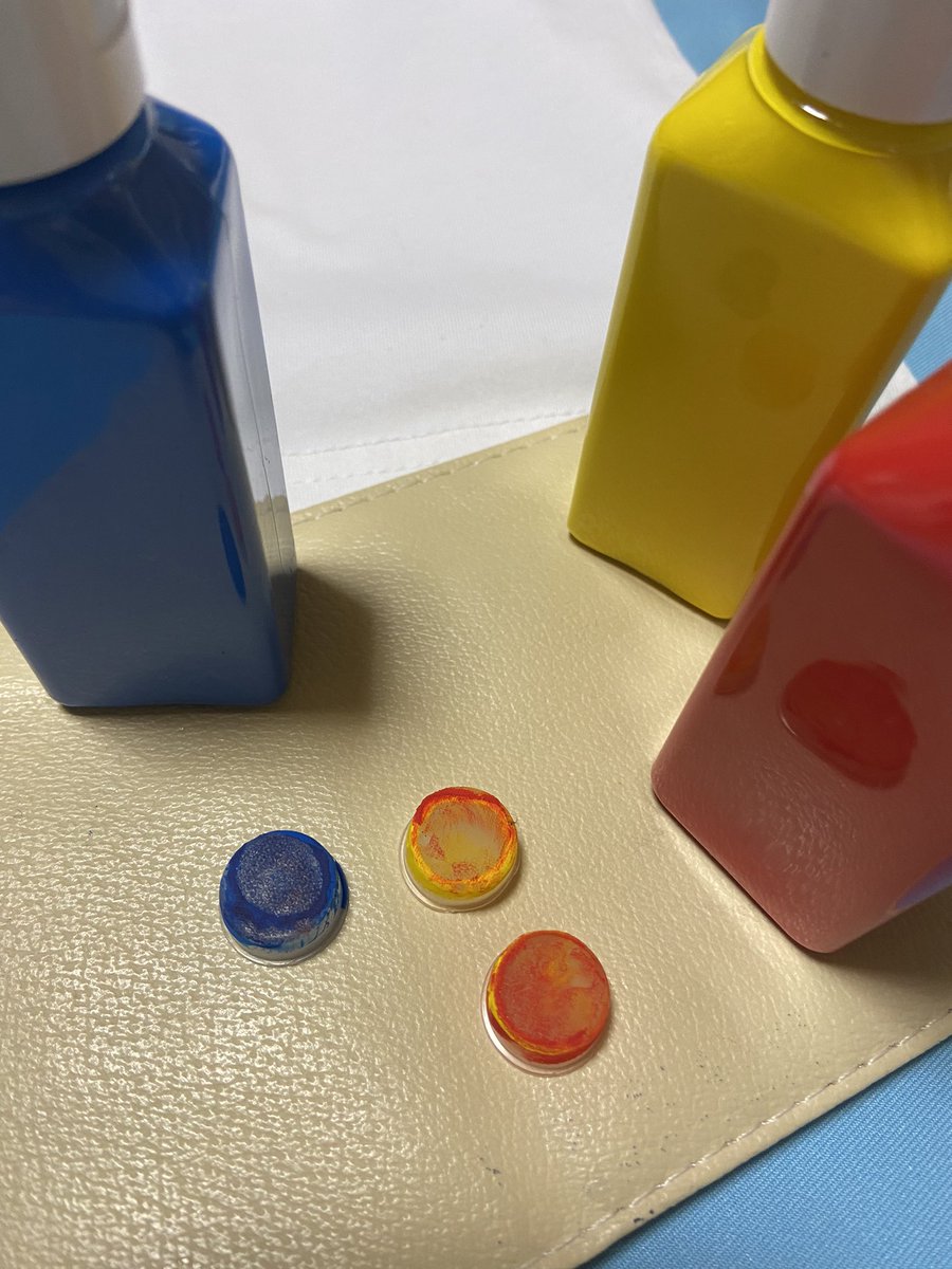 今日のわての落描き〜

布用絵の具🎨初めて使った
絵の具嫌いだけど、楽しかった✨
絵の具に内蓋付いてたから画材として使ってやったw

#落描き
#イラスト
#布用絵の具
#インスタライブ
#お絵描き
#3色
#Tシャツ
#植物みたい
#何でも画材にする
#デザイン案なんてない