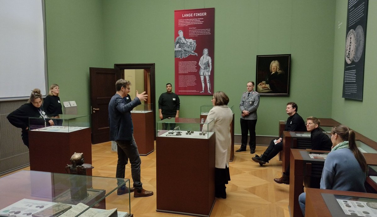 JohEberhardt's tweet image. Vielen Dank für den anregenden gemeinsamen Ausstellungsrundgang mit Teilnehmerinnen und Teilnehmern der  „7. Internationalen Tagung KULTUR!GUT!SCHÜTZEN! des SiLK – SicherheitsLeitfadens Kulturgut“.

mit #Münzkabinett_Berlin, Christoph Klose @nfdi4objects #BodeMuseum @kulturSPK