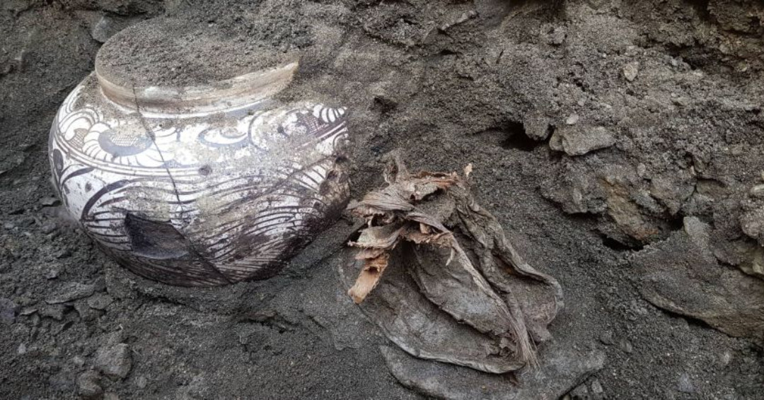 #FoodieFridays - 800-year-old vases containing frozen clotted cream and yellow butter found from glacier: montsame.mn/en/read/197987