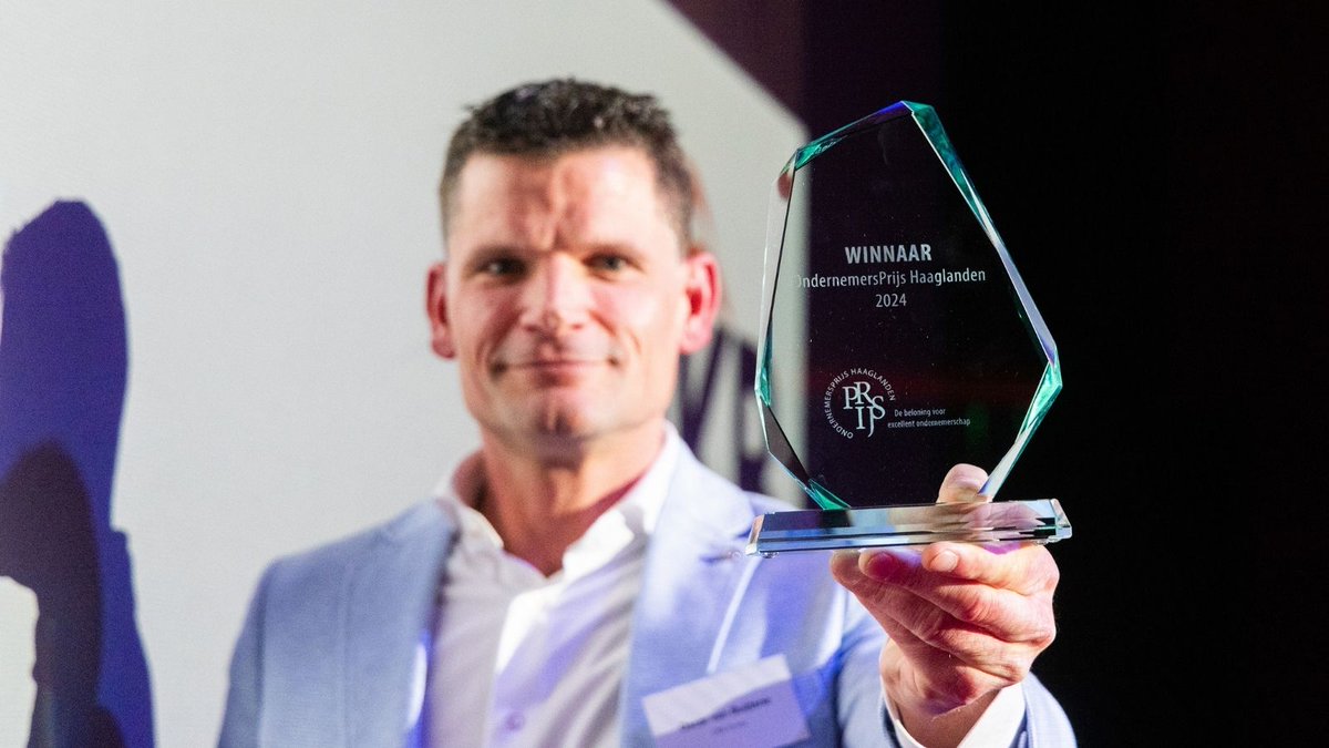 And the Winner is....
Oscar van Buijtene van de OBS Groep. Hij verdient deze mooie erkenning vanwege zijn onmiskenbare ondernemerschap en doorzettingsvermogen. Een inspirerend voorbeeld van regionale betrokkenheid en zakelijk succes! Oscar gefeliciteerd met de OndernemersPrijs!