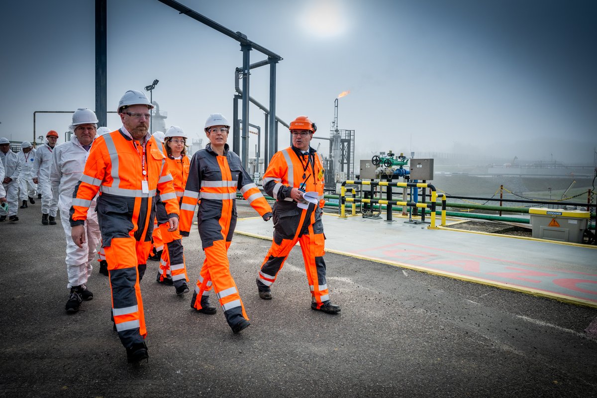 Prefecture40's tweet photo. #energie | Aujourd'hui, @OlgaGivernet, Ministre déléguée chargée de l’Énergie, était en déplacement sur le site de stockage de gaz de @Teregacontact, à Lussagnet

"Nous avons assez de gaz et d'électricité pour affronter l'hiver !" 

Grâce à la mobilisation des acteurs du secteur énergétique et aux efforts collectifs de sobriété, notre sécurité énergétique est renforcée. Les sites de stockage comme celui de Lussagnet jouent un rôle crucial dans cette stratégie nationale💡

Retrouvez l'ensemble des photos au lien suivant : https://t.co/SsDCKOzJ0z

@Prefet32