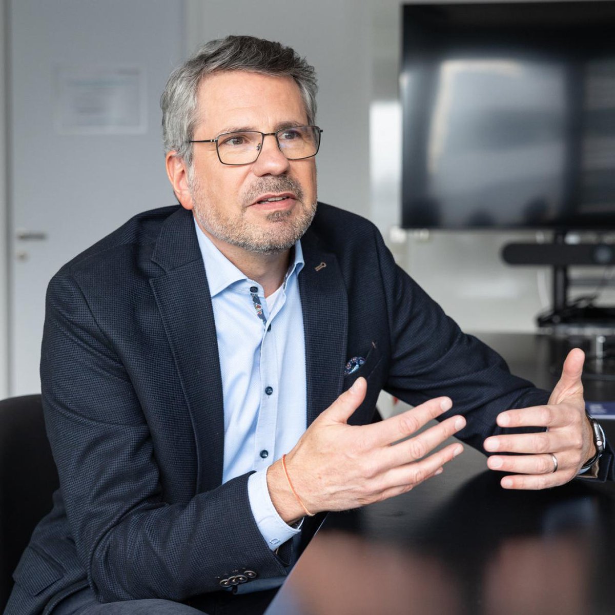 JungereCato's tweet image. Thomas #Mohr von #Puls24 wirbt mit folgendem Slogan , &quot;wir bereiten für Sie die Informationen entsprechend auf damit Ihnen dann die Entscheidung leichter fällt&quot;!
🤣🤪🤯🤕