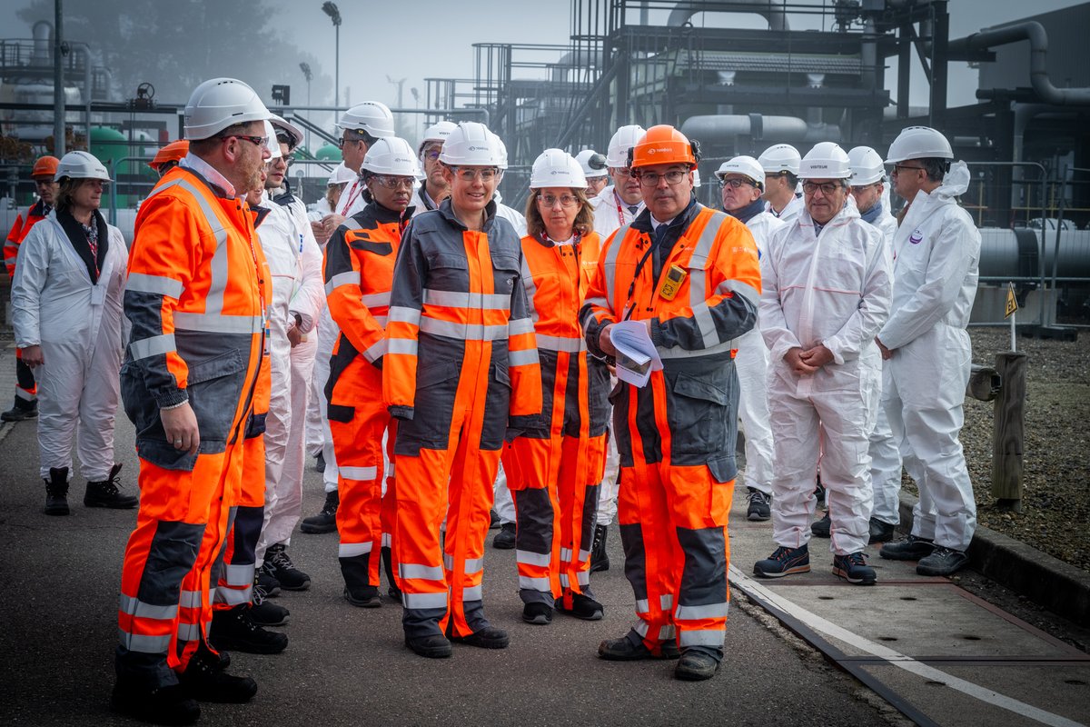 Prefecture40's tweet photo. #energie | Aujourd'hui, @OlgaGivernet, Ministre déléguée chargée de l’Énergie, était en déplacement sur le site de stockage de gaz de @Teregacontact, à Lussagnet

"Nous avons assez de gaz et d'électricité pour affronter l'hiver !" 

Grâce à la mobilisation des acteurs du secteur énergétique et aux efforts collectifs de sobriété, notre sécurité énergétique est renforcée. Les sites de stockage comme celui de Lussagnet jouent un rôle crucial dans cette stratégie nationale💡

Retrouvez l'ensemble des photos au lien suivant : https://t.co/SsDCKOzJ0z

@Prefet32