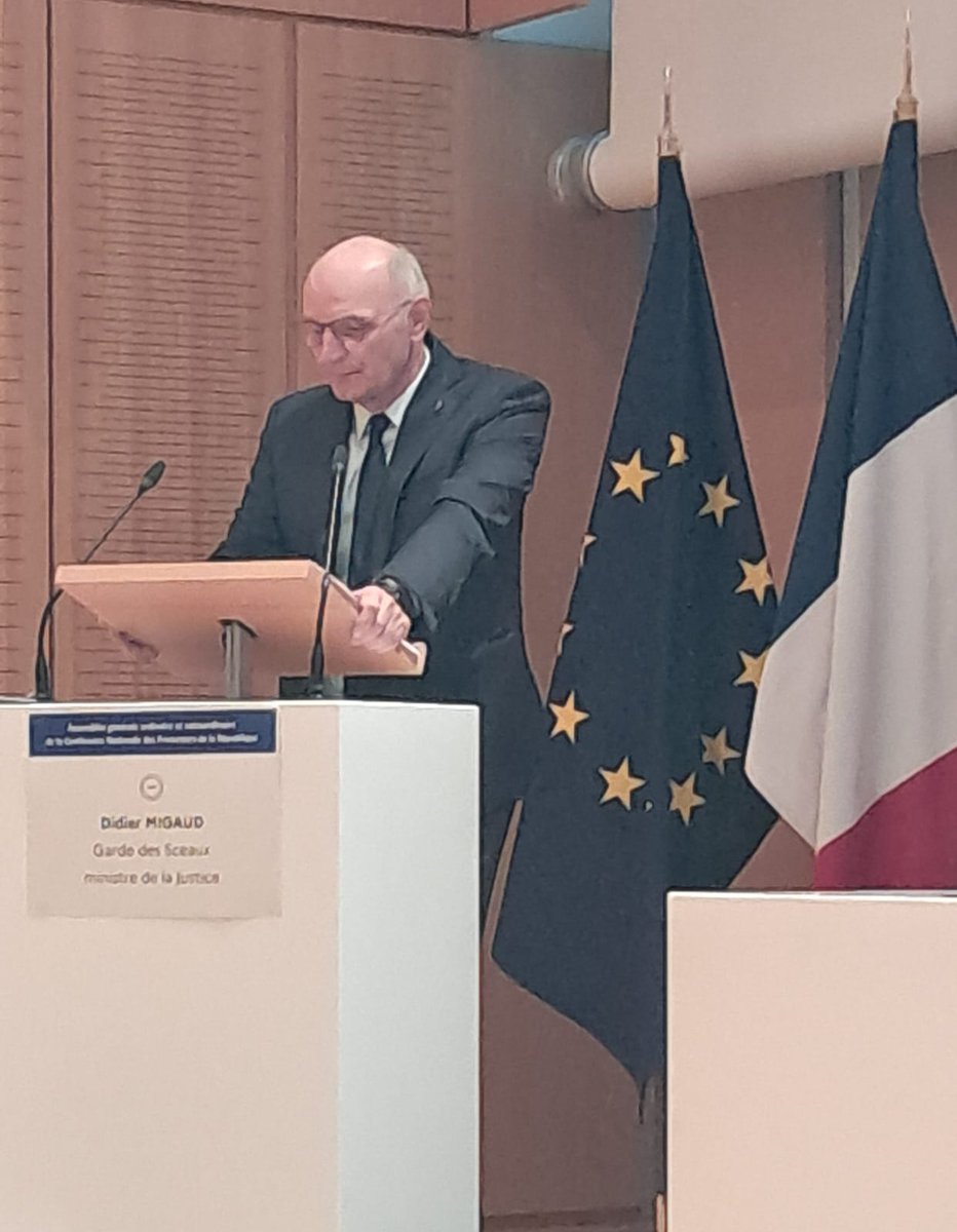 Échanges entre Didier Migaud, ministre de la justice, Pascal Prache, directeur des services judiciaires, et les procureurs de la République lors de l'assemblée générale de la <a href="/conf_nat_procs/">CNPR</a>.