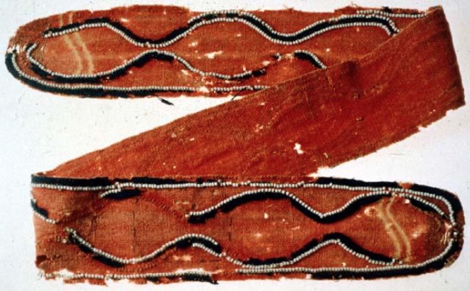 ellin_anderson's tweet photo. “This narrow sash made from red wool also incorporates blue wool and nearly 1900 white #glass #beads appliquéd with plant fiber thread to create a curvilinear design.” #NativeAmericanHeritageMonth #NativeAmerican #Wampanoag #Metacom #AmericanIndian #crafts https://t.co/Fx0poItN6i https://t.co/oCoPNPgKSU
