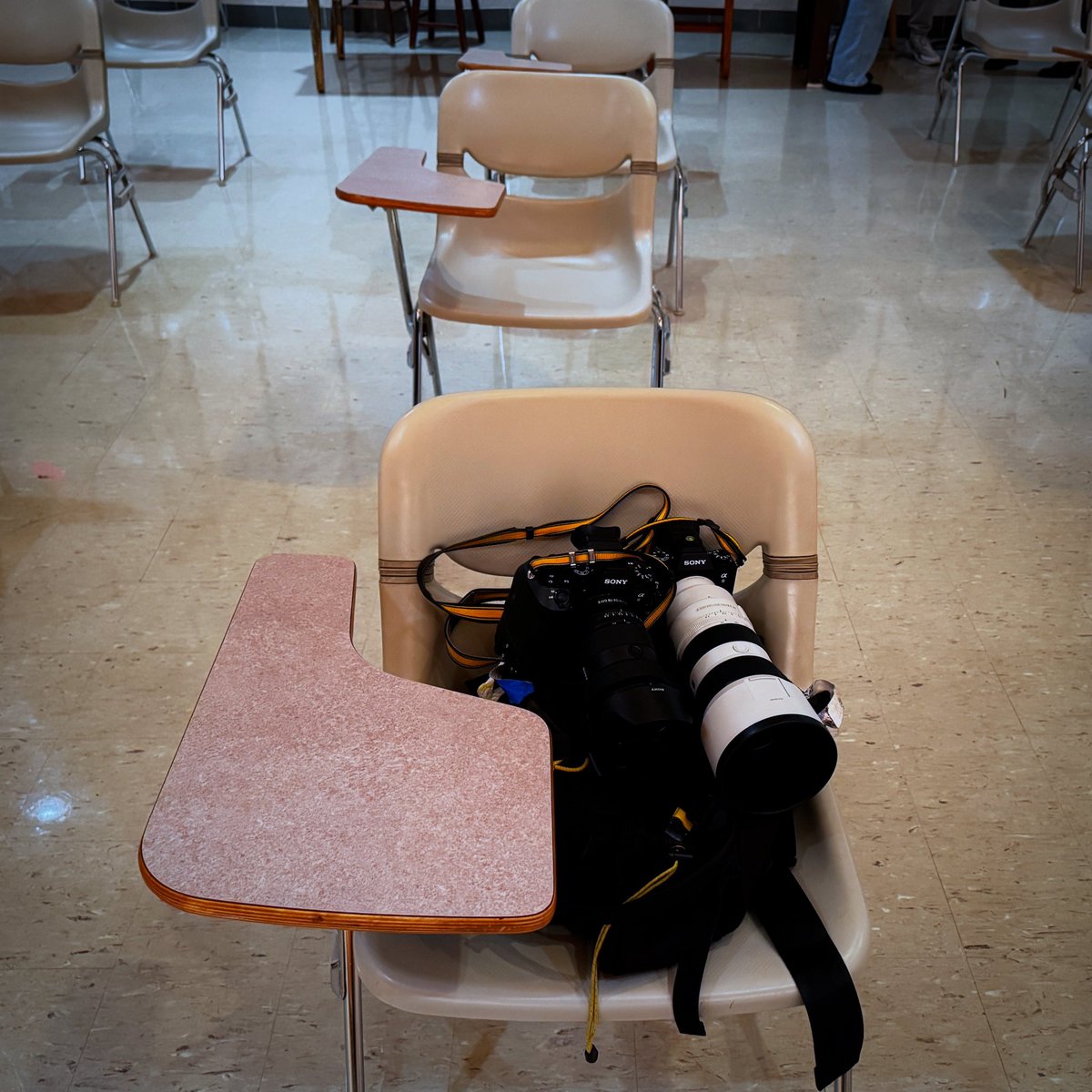 ericseals's tweet photo. As a #lefty, seeing a desk like this Iβm having terrible flashbacks at the moment.
Iβm at Mercy High for Miss Volleyball β24 presentation. Back in the day having to twist my body to write on a desk meant for right handers was always a pain in ass π
#leftyproblems https://t.co/kyZvN6UFWW