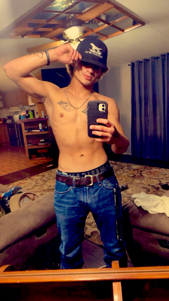 daddychhh0's tweet photo. Know yall want to see my pants off😏ask about my snap! #buyimgcontent #buyingcontemt #sellingsessions #content https://t.co/kmOr0bPJnK