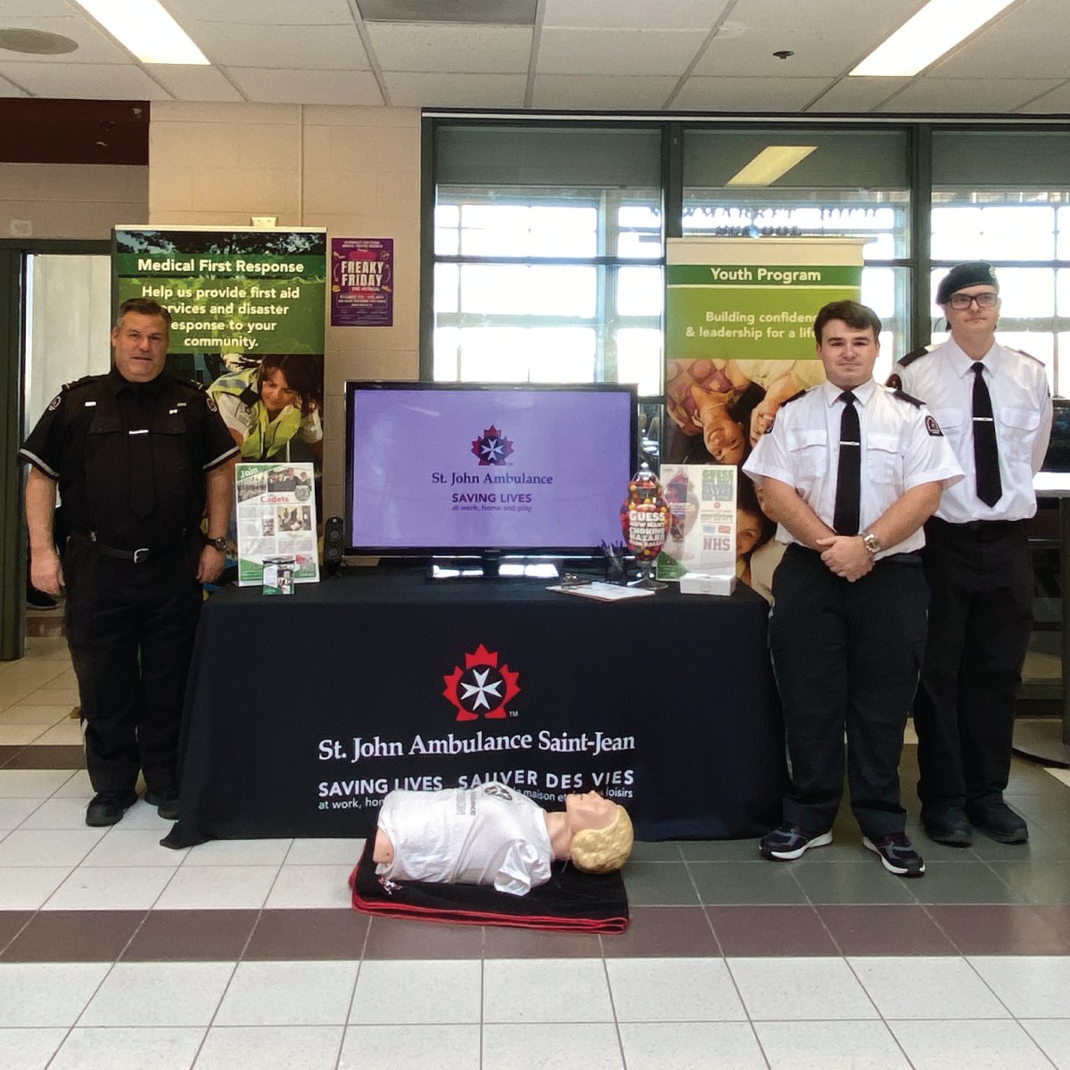 StephenAWatkins's tweet photo. On NOV.12, St. John Ambulance @SJA_York Simcoe Muskoka's Newmarket Cadets 910Y volunteers attended Newmarket High School π Volunteering Fair organized by @NeighbourNetwrk to promote SJA Cadets & MFR programs.
@SJAOntario #StJohnAmbulance #SJAysm #SJAcadets #SAJyouth #YorkRegion https://t.co/igxUg6Coco