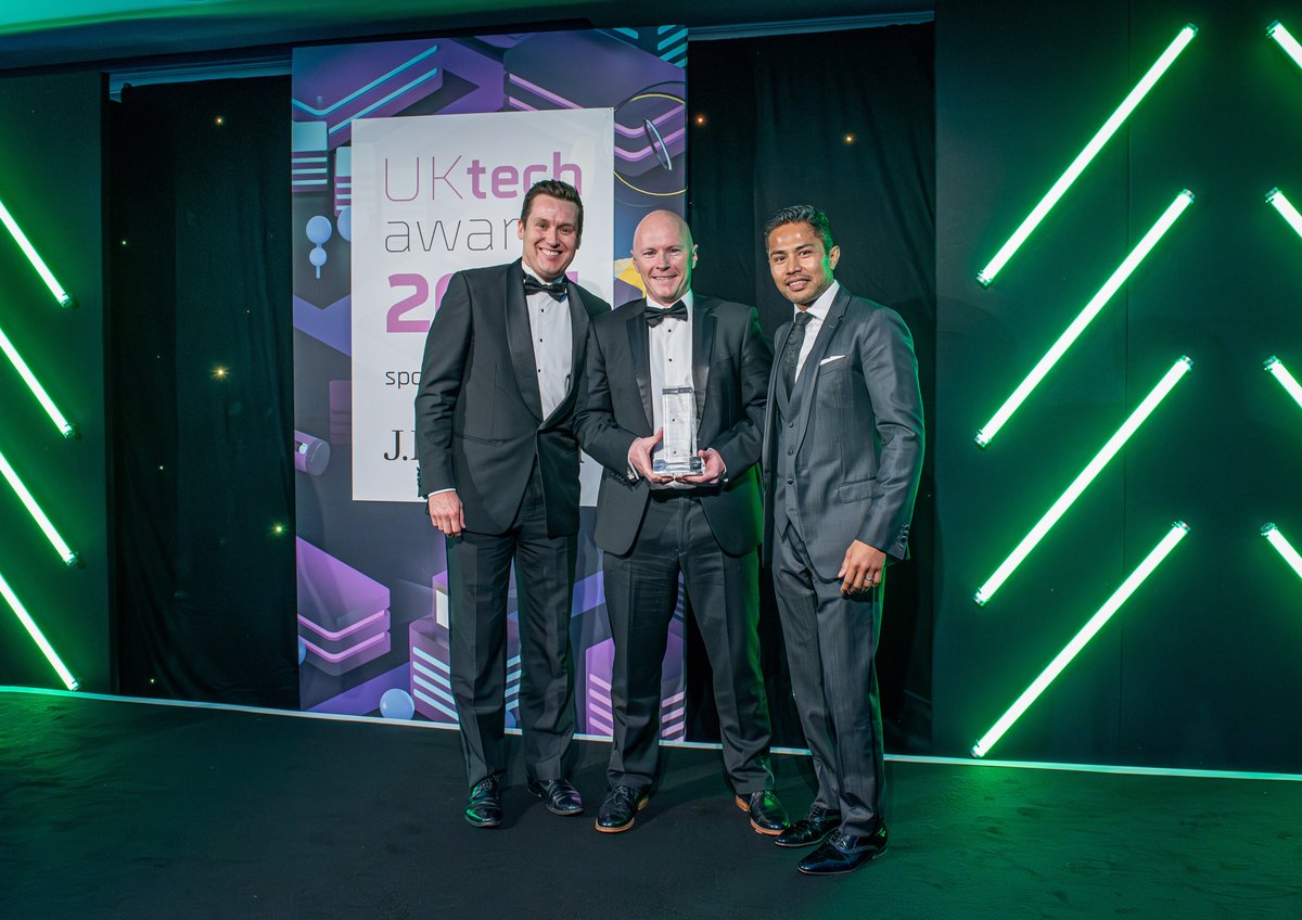 Immersive tweet media