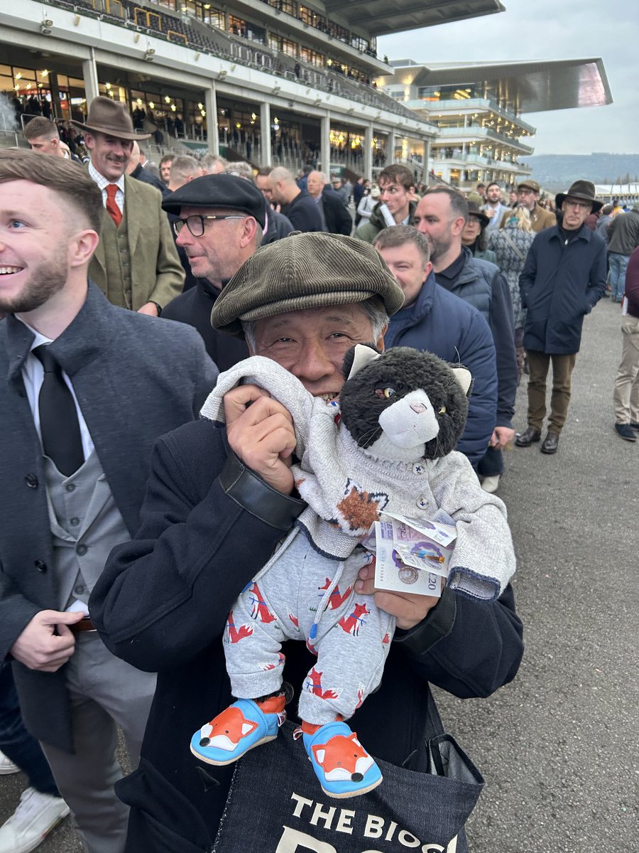 Brought his Mascot to collect the winnings 🤷🏼⁦<a href="/CheltenhamRaces/">CheltenhamRacecourse</a>⁩