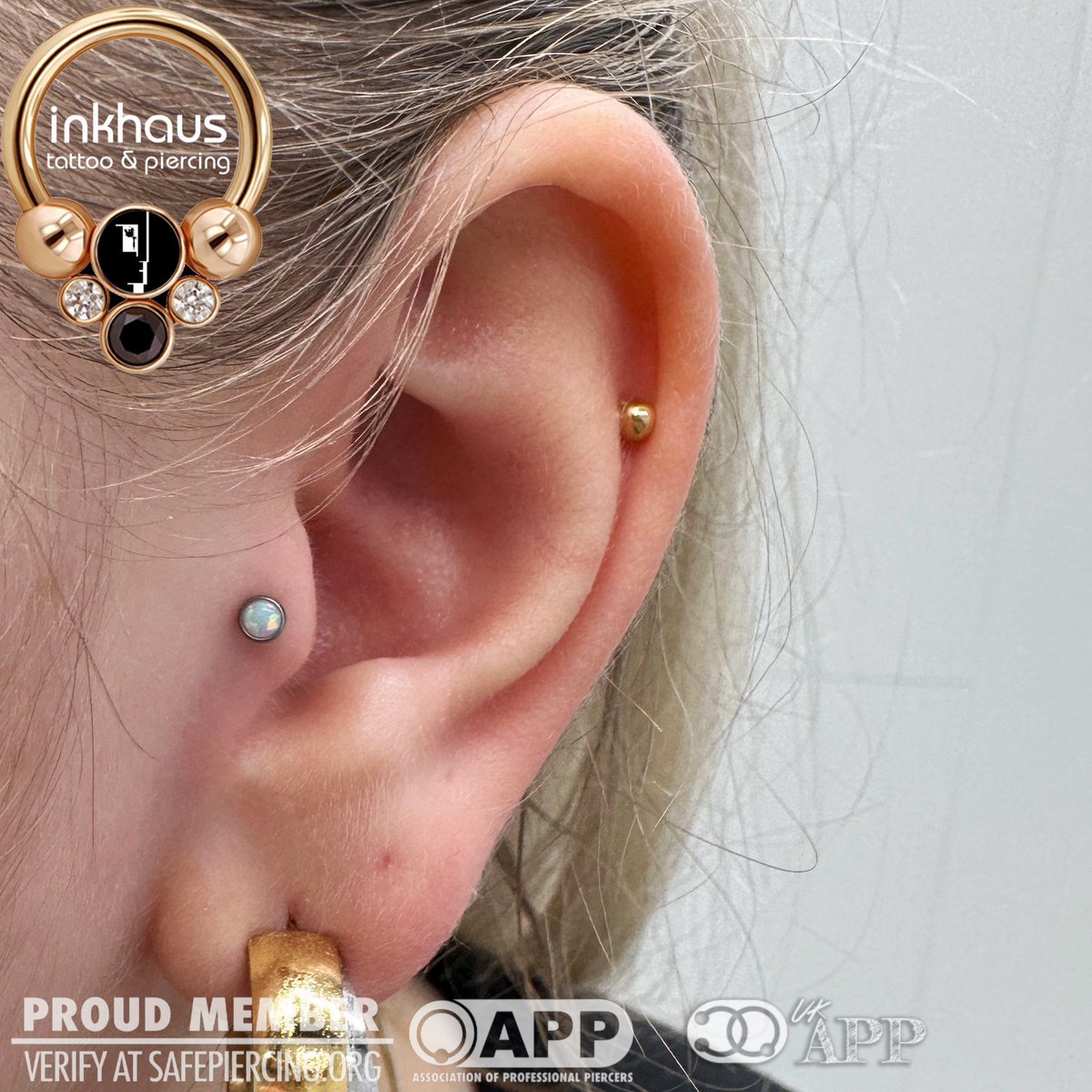 When I was early in my piercing career, tragus piercings were incredibly popular, but these days I don’t get asked for them quite as often, so it was super cool to get to do this one! 💖 This client chose a gorgeous classic white opal from @neometaljewelry.