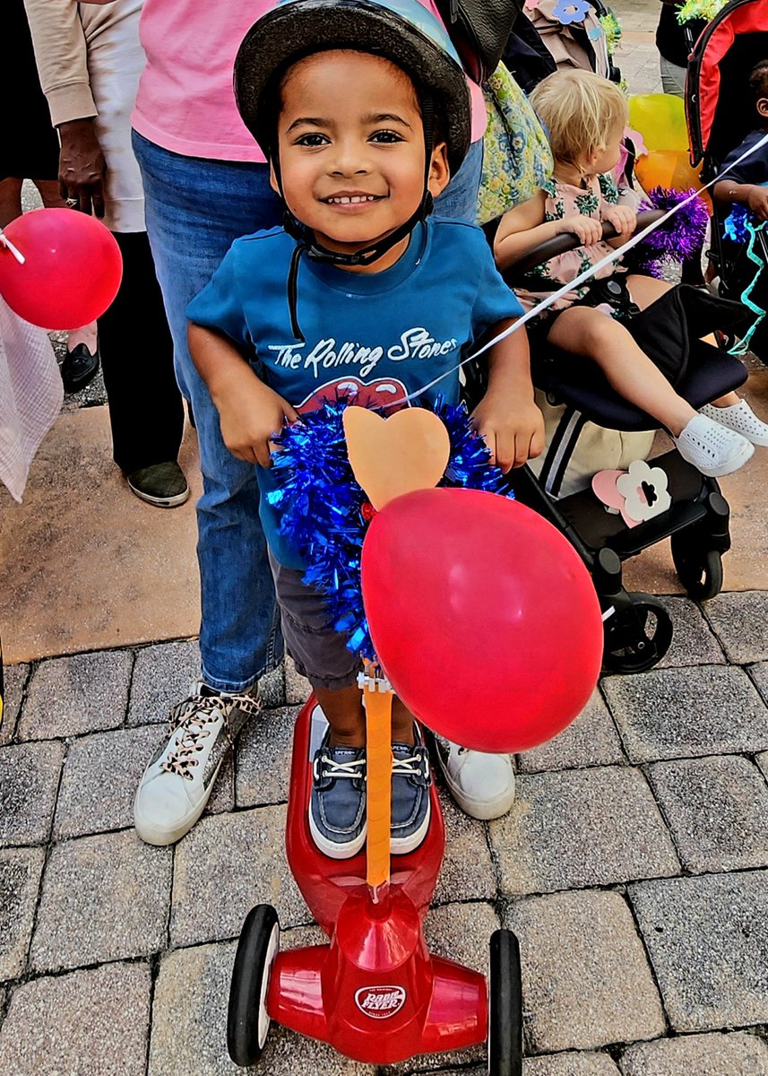 sherylkahn's tweet photo. Adorable kids' parade outside the library!
#kids #parade #MandelPublicLibrary
#WestPalmBeach #Florida https://t.co/wIr28vTgsi