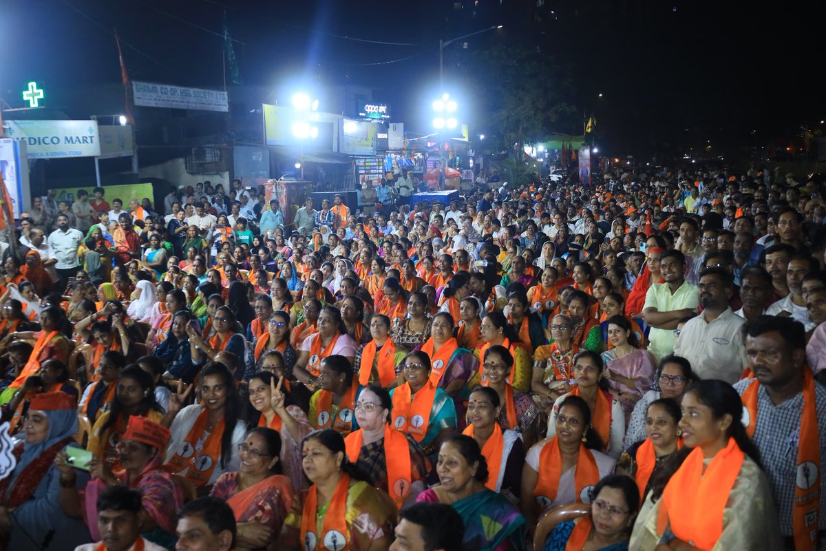 AUThackeray's tweet photo. १६४-वर्सोवा विधानसभा महाविकास आघाडीचे अधिकृत उमेदवार हारून खान जी ह्यांच्या प्रचारार्थ जोगेश्वरीतील बेहरामबाग नाका येथे पार पडलेल्या प्रचार सभेस उपस्थित राहिलो.
जातपात-धर्म विसरून ‘महाराष्ट्रप्रेमी’ म्हणून मला इथे प्रत्येकाची एकजूट दिसली. ह्या एकजुटीला मजबूत करून, मशालीच्या विजयाला बळकटी देऊया.