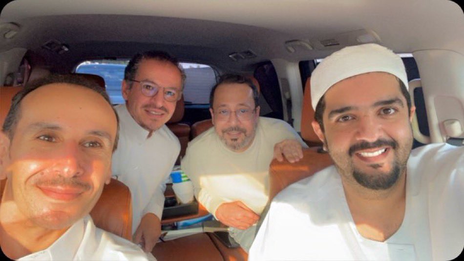 الله يطـول عمـر ابو تركي سنين
اللي بفعل الخير كل(ن) له شهد
النادر اللي جامـع(ن) دنيا ودين
وفيت ما قصـرت يا ذخـر الفهد
🤍🙏
#عبدالعزيز_بن_فهد 
#متعب_خلف