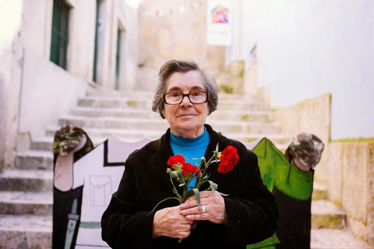 Celeste Caeiro, la femme qui a offert des œillets aux jeunes soldats le 25 avril 1974, est décédée à l’âge de 91 ans.
Le Portugal lui doit le plus beau nom de révolution.