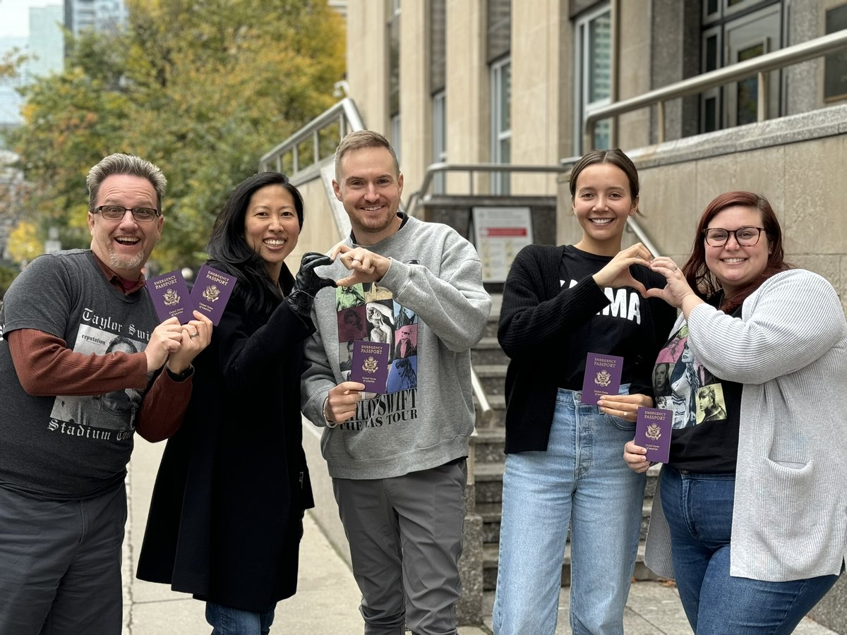 usconstoronto's tweet image. Welcome to Toronto, @taylorswift13! If you happen to lose your passport, just shake it off — #Swifties at the U.S. Consulate General in Toronto are here for you!

👉ca.usembassy.gov/passports/

#taylorswift #taylornation #TaylorSwiftErasTour #Taylorswifttoronto