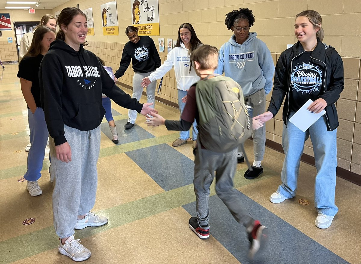 TaborWBB's tweet photo. High Five Friday at Hillsboro Elementary! #TaborProud https://t.co/rB2blbRQAT