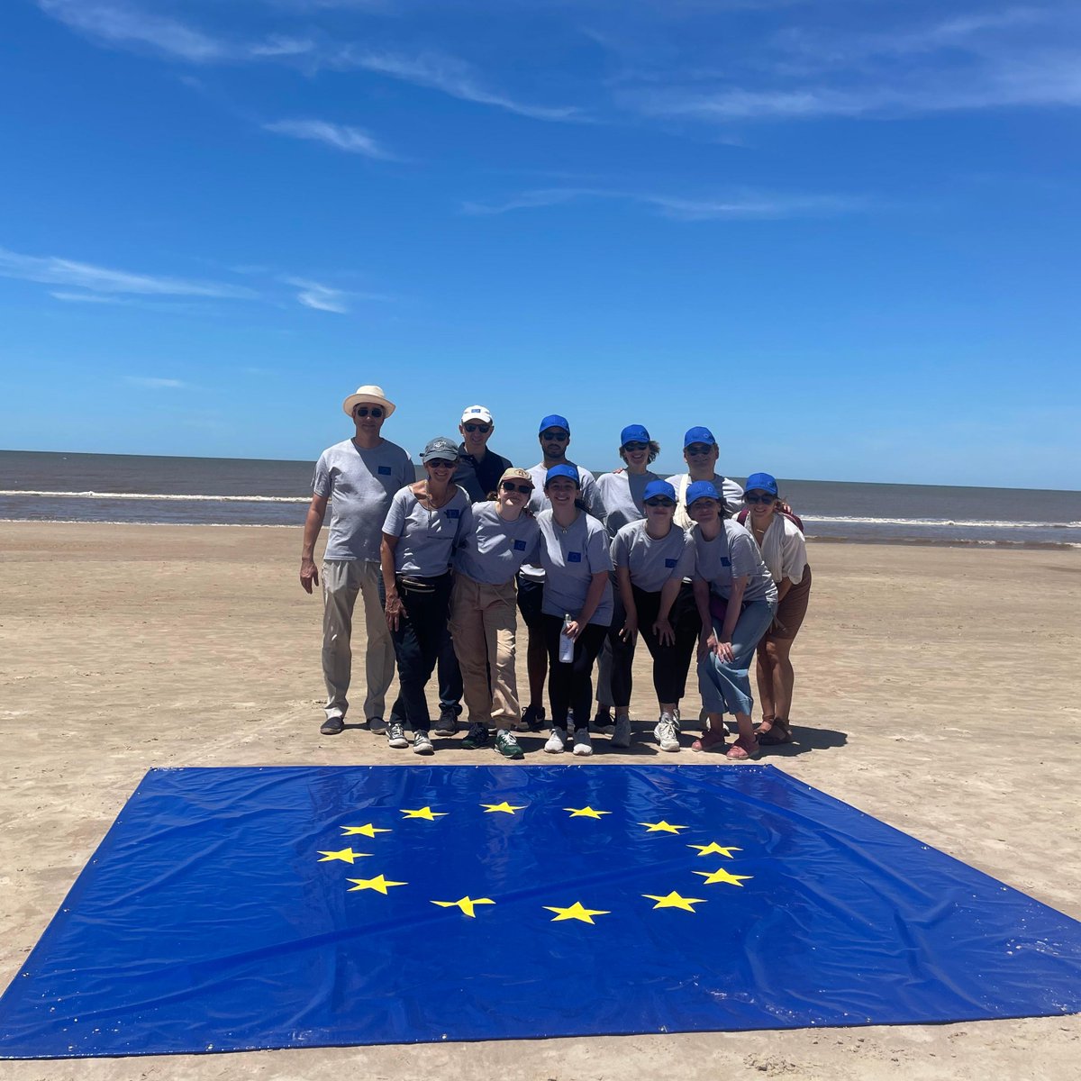 Así vivimos el  #EUBeachCleanup en la playa Shangrilá. Estudiantes, autoridades y voluntarios unidos por un mismo objetivo: cuidar nuestras costas. 🌊💙 
¡Gracias a todos por ser parte!
#EUBeachCleanup #TeamEurope