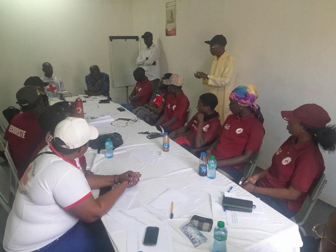 CSenegalaise's tweet image. About forty volunteers from the @CSenegalaise of Guédiawaye and Pikine, share good practices for safe health coverage in emergency situations, after 60 other rescuers from Rufisque, Dakar and Keur Massar on #AccèsPlusSûr and #ComDeCrise @CICR_Afrique