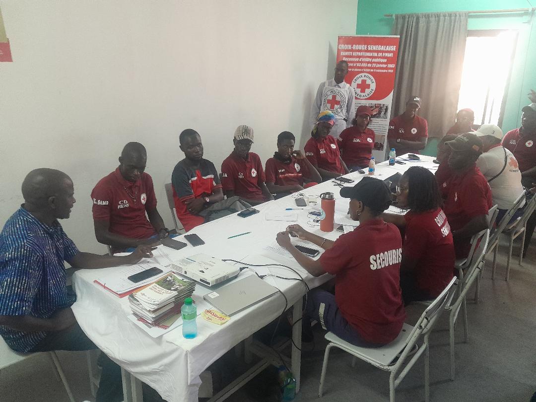 CSenegalaise's tweet image. Une quarantaine de volontaires de la @CSenegalaise de Guédiawaye et Pikine, partage les bonnes pratiques pour une couverture sanitaire sécurisée en situations d’urgence, après 60 autres secouristes de Rufisque, Dakar et Keur Massar sur #AccèsPlusSûr et #ComDeCrise @CICR_Afrique