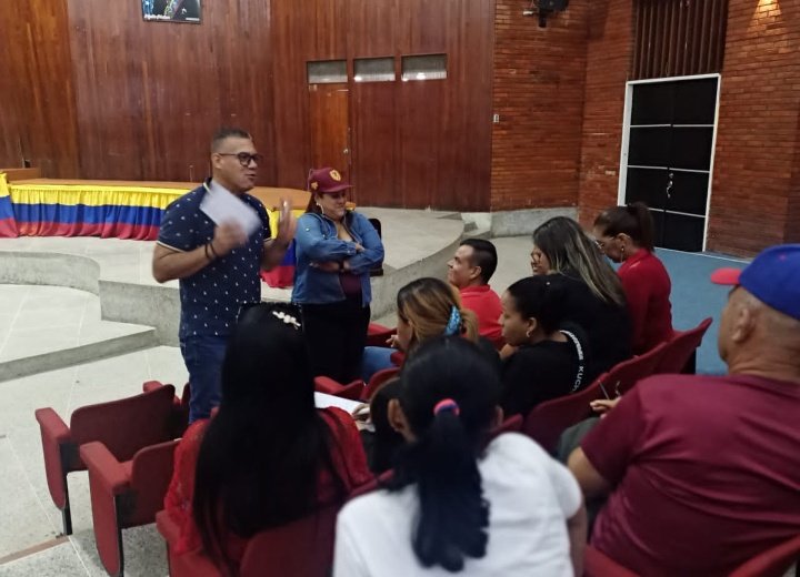 MonagasComunas's tweet photo. #SepaQue|| 📢Equipo de #comunas y Misiones y Grandes Misiones del estado #Monagas, se reúnen este #15DeNov, para trazar la agenda de la territorialización de las misiones en los territorios comunales. https://t.co/V1wPOnAkqX