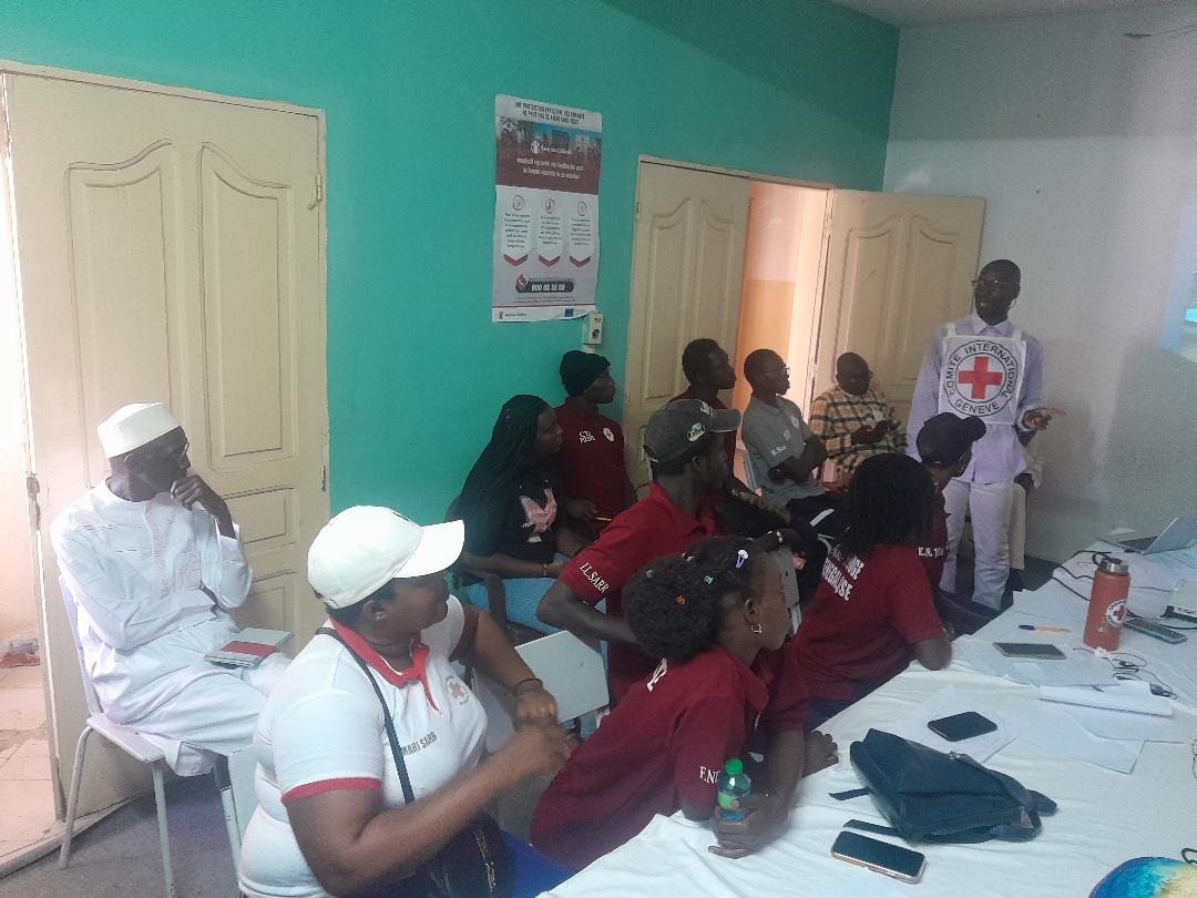 CSenegalaise's tweet image. Une quarantaine de volontaires de la @CSenegalaise de Guédiawaye et Pikine, partage les bonnes pratiques pour une couverture sanitaire sécurisée en situations d’urgence, après 60 autres secouristes de Rufisque, Dakar et Keur Massar sur #AccèsPlusSûr et #ComDeCrise @CICR_Afrique