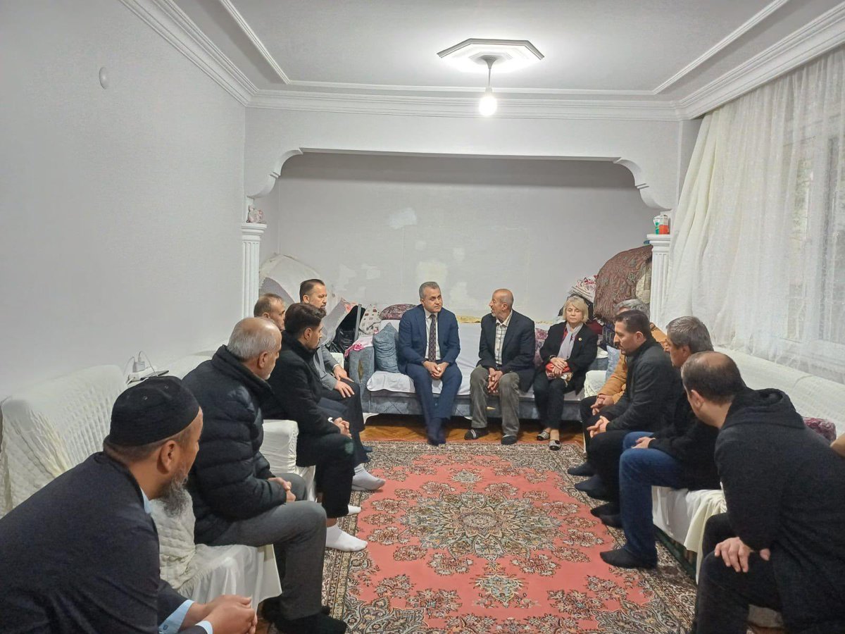 KcekmeceKymklik's tweet photo. Kaymakamımız Mustafa ANTEPLİOĞLU, merhume İnci BAŞARAN’ın ailesine  taziye ziyaretinde bulundu.

Merhumeye Allah’tan rahmet ailesine baş sağlığı diliyoruz.

@anteplioglu76 https://t.co/FfTWW2Vyqx