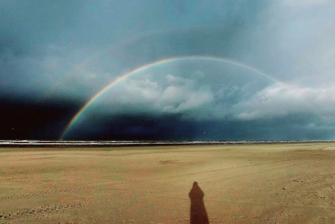 HettieZurMuhlen's tweet image. Kan niet kiezen......🤪🙄
Mooiste luchten vanmiddag 
#Ameland #mooieluchten #wolken #regenboog #eilandleven #spiegeling