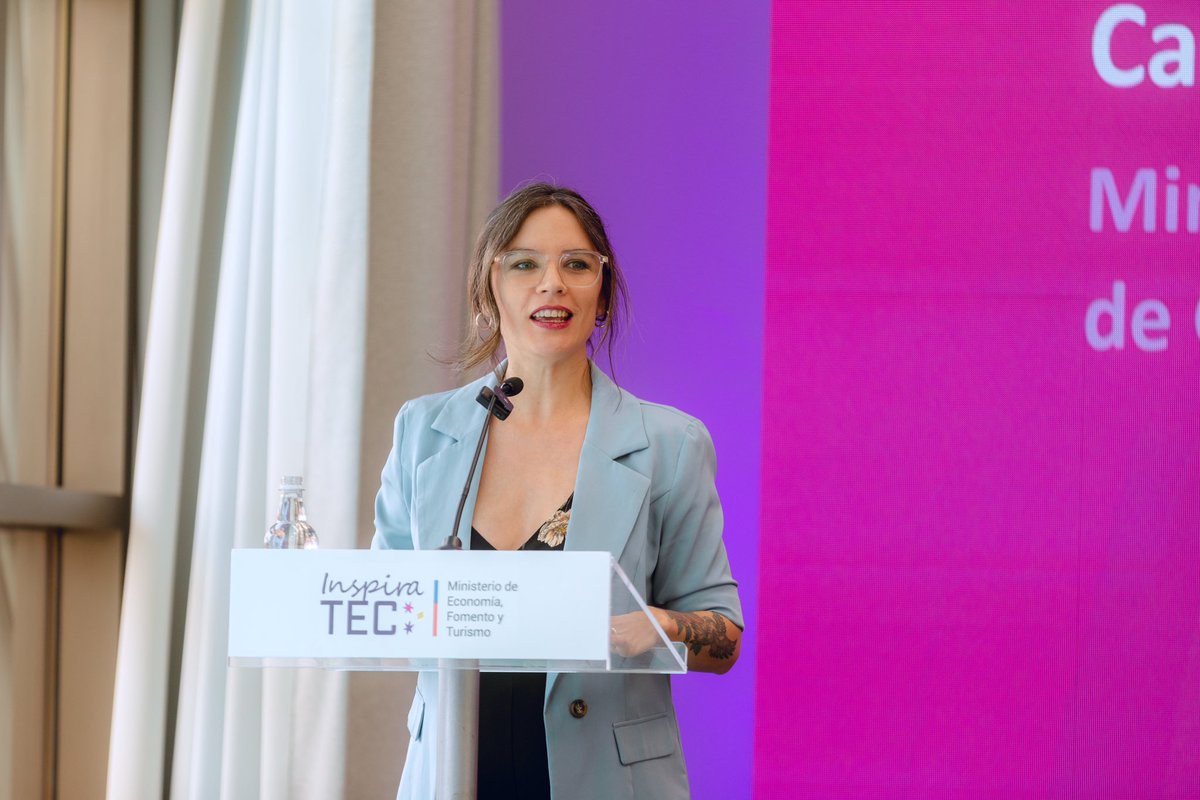 camila_vallejo's tweet photo. ¡Queremos más mujeres científicas! 💪✨ Disminuir las brechas de género en las carreras STEM es un compromiso de nuestro Gobierno. Por eso hemos creado los Cupos Más Mujeres Científicas +MC o el Fondo de Financiamiento Estructural de Investigación, Desarrollo e Innovación del Ministerio de Ciencia. A todas las ganadoras de los premios InspiraTEC 2024: ¡Gracias por inspirar a más mujeres a desarrollarse en el área STEM! 👏 Junto a la subsecretaría de Economía, Javiera Petersen, es un honor haber compartido con cada una de las ganadoras. ¡Sigan inspirando con su trabajo!