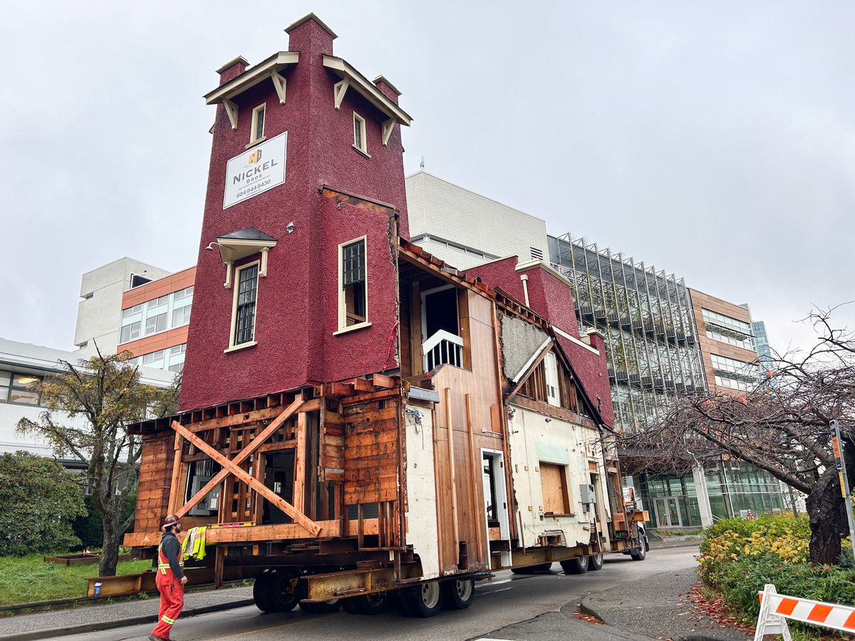 UBCNews's tweet image. This week, a 98-year-old took a slow, careful drive across UBC’s Vancouver campus on flatbed trucks.
The Old Fire Hall, built in 1926, was lifted from its foundation and transported to a temporary home.
Learn more as it awaits a permanent home: bit.ly/4fq50bD