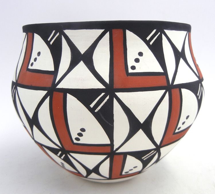 palmstrading's tweet photo. #PotteryTerm: POLYCHROME - A painted or glazed surface of three or more colors
Jar by #Acoma potter David Antonio. https://t.co/l5StJakS2f