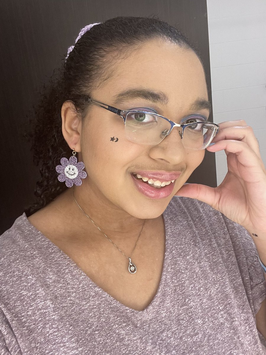StayABellliever's tweet photo. If you see the girl with the cute scrunchie, blue and purple eyeshadow and nails, smiley flower earring, and moon on her face at the Billlie NJ concert today say hi! I promise I’m friendly and I have 30 some deco top loaders to give out!🥰 #OurFLOWERLD #Billllie https://t.co/2nUT4ozjBZ
