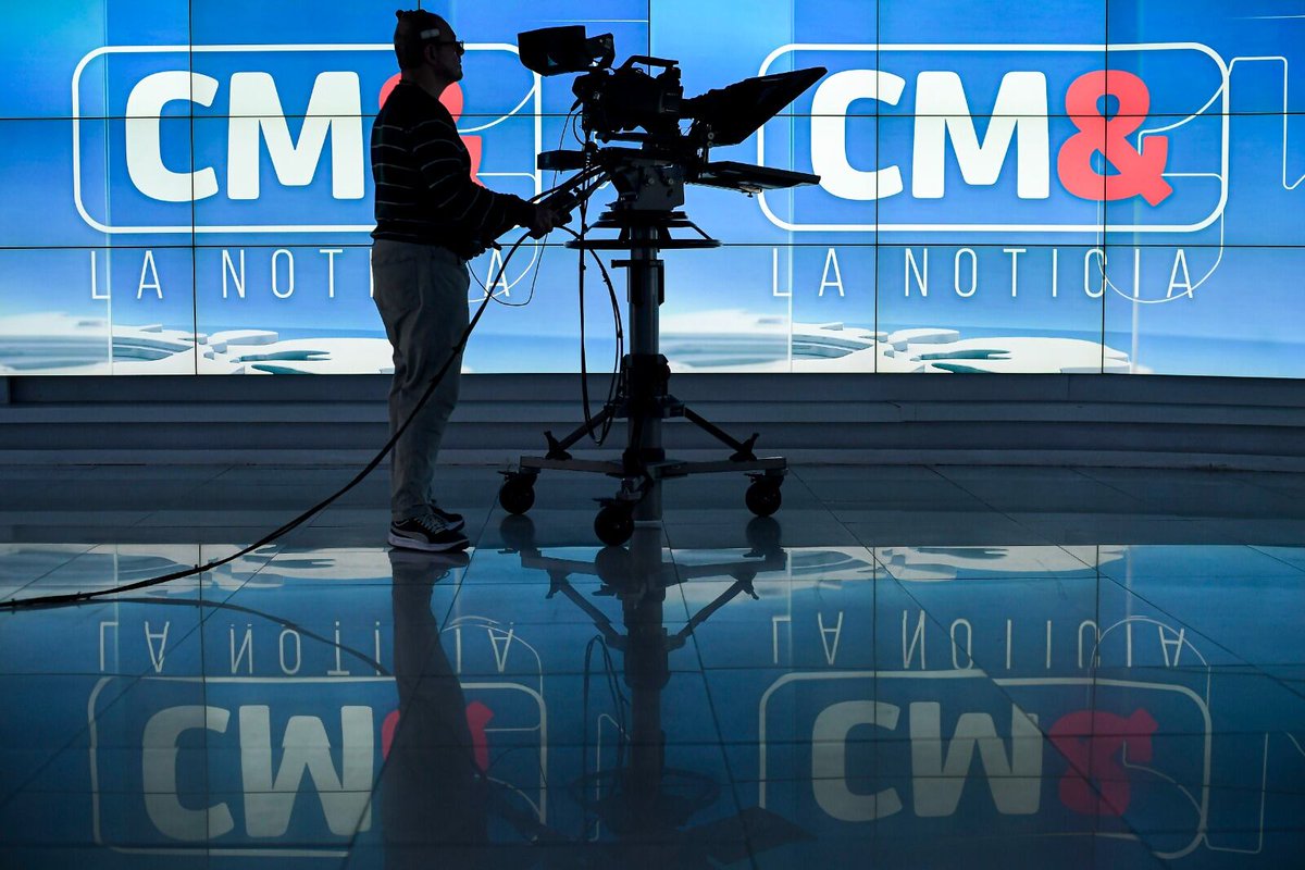 GrandesLogr0s's tweet photo. El adiós de una leyenda del periodismo colombiano
La noche del pasado miércoles, 29 de octubre de 2024, marcó el final de una era en la televisión colombiana con la última emisión del Noticiero CM&amp;, conducido por el icónico periodista Yamid Amat.
https://t.co/PlgqTqNrPr https://t.co/WW2B2H0rCG