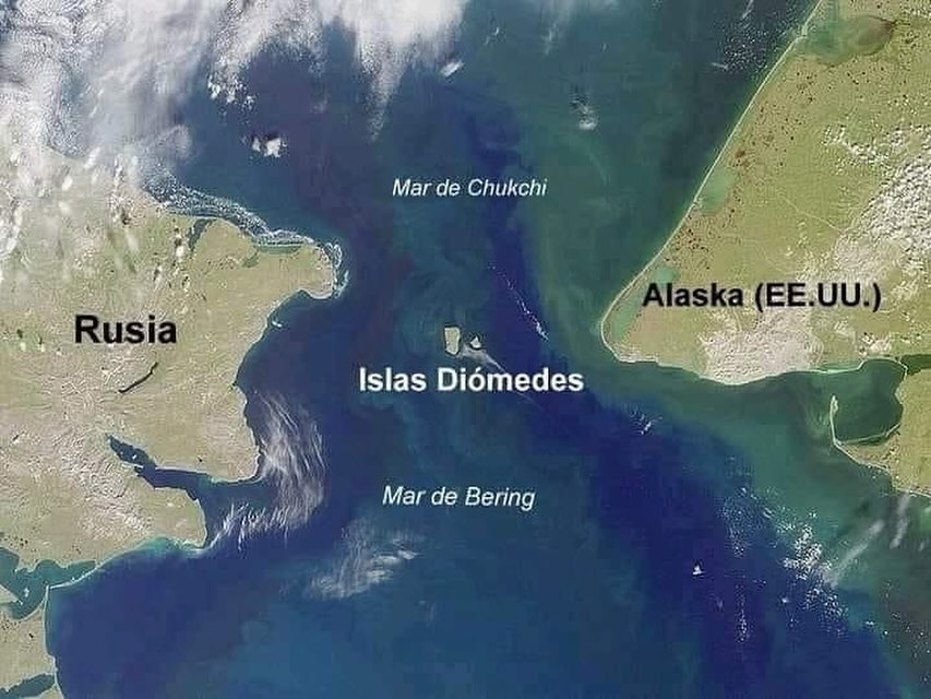 Las Islas Diómedes🤯

A pesar de que la distancia entre ambas islas es de solo 3,7km, hay una diferencia de casi un día entre ellas. (21 horas de diferencia).🤯

¿Por qué?. Porque entre ambas islas discurre la Línea Internacional del Cambio de Fecha, además en invierno el mar se