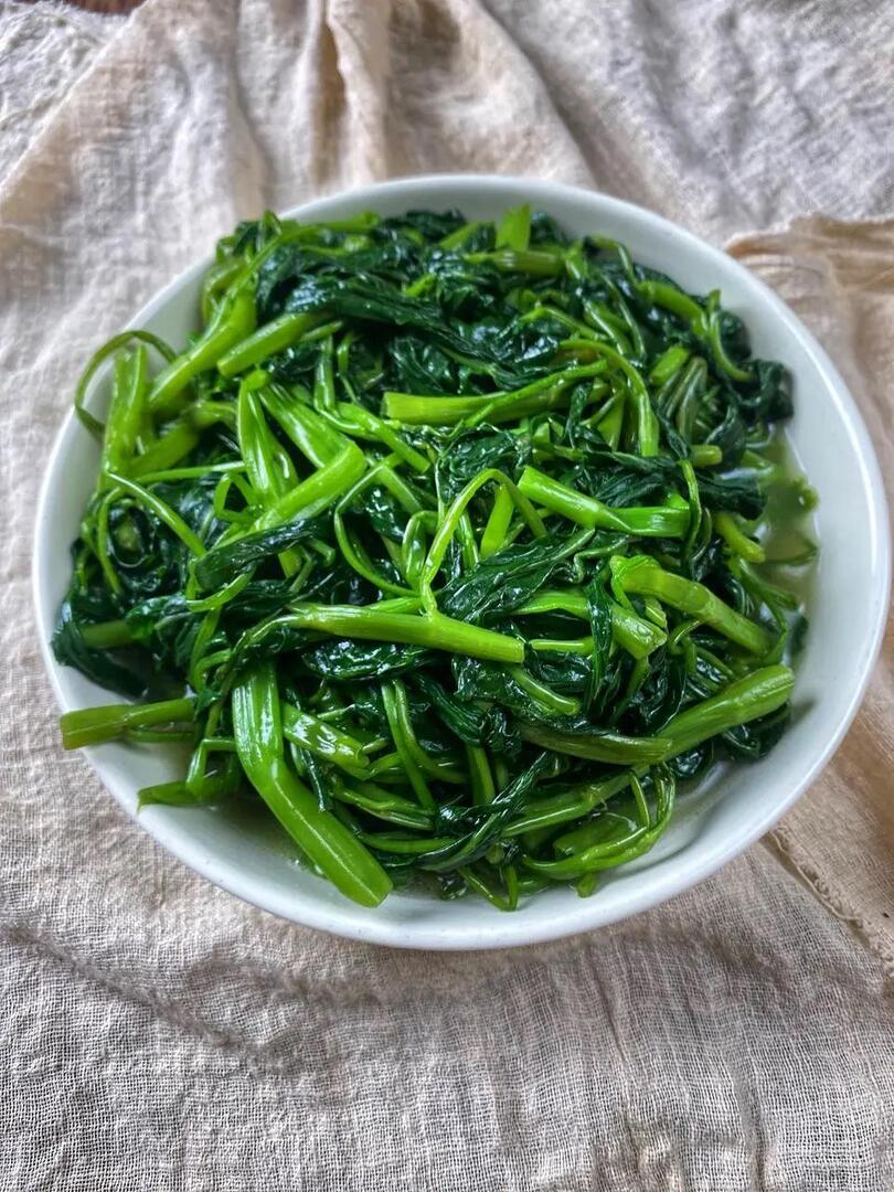 homevsfastfood's tweet photo. [homemade] Tossed Water Spinach !I think this is an old recipe. After blanching the water spinach, just mix it with peanut oil and salt, and it's ready to eat. It's simple yet delicious.
👉 https://t.co/J4kfnLdrNE
#WaterSpinach #HomemadeRecipe #HealthyEating #SimpleAndDelicious… https://t.co/tM4IMJfr8P