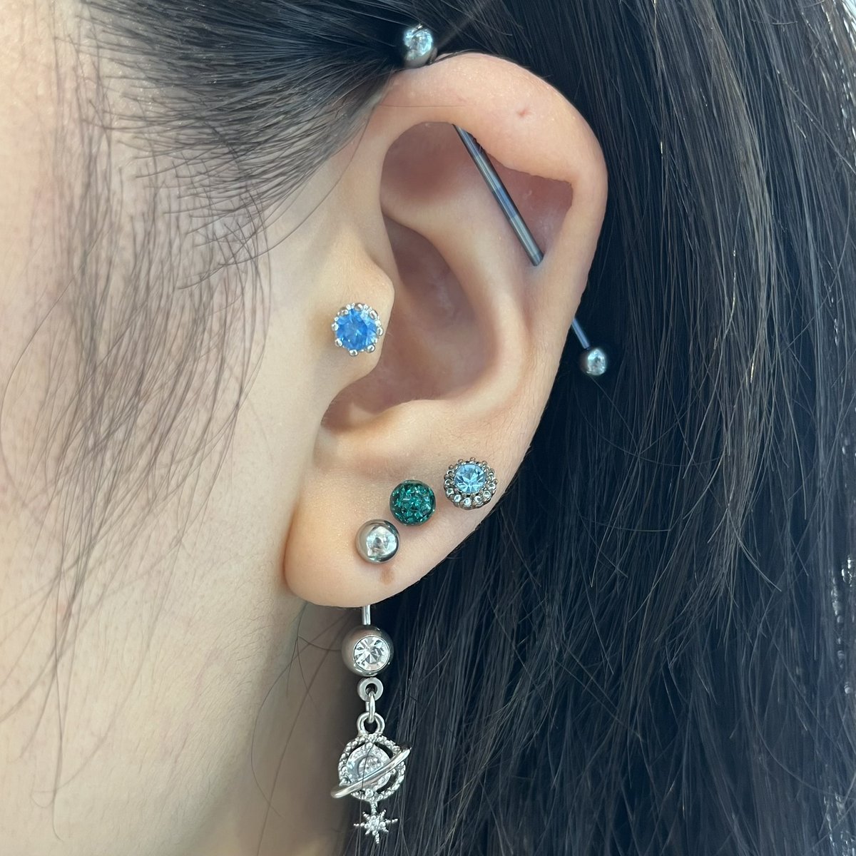 nanami1065sax's tweet photo. ボロボロのピアスから復活した
青と緑が安定すぎる
アンテナやめてトラガスあけなおした
こっちの方がインダス映える https://t.co/nR4JyLqKfk