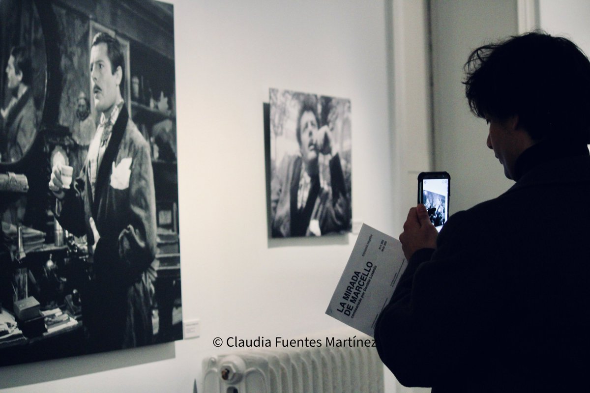 clauufm's tweet photo. En mi cámara encuentro un instrumento para dialogar con la obra desde otro ángulo: el del espectador que interpreta y se apropia del arte. Dicen que el arte cobra vida cuando otros ojos lo miran, y espero haber podido capturar esa intimidad que se da entre amante y arte. https://t.co/GKHbEB22gJ