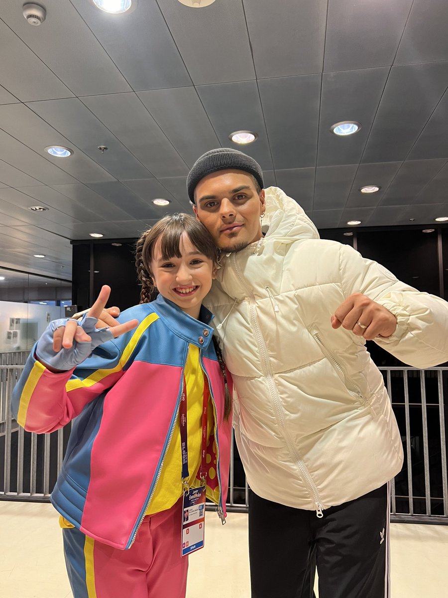 ¡Qué ilusión! 🥹

Chloe y sus bailarinas han podido charlar antes del #JuryShow con <a href="/mariaisabelAMQS/">MARÍA ISABEL</a> y <a href="/AbrahamMateo/">Abraham Mateo</a>. Ambos les han deseado mucha suerte en su paso por el festival 🤩

#JESC2024 #LetsBloom #ComolaLola