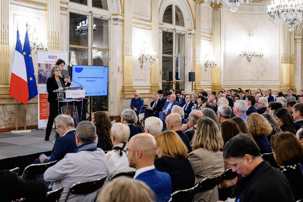 RCValdeLoire's tweet photo. #Numérique 💻
🏆 La @RCValdeLoire récompensée à l'@AssembleeNat  pour son #ClimateDataHub : un prix reçu par notre coopérative de données climatiques reçu grâce à son innovation, sa capacité à faire école et sa bonne utilisation des deniers publics 🏛️

ℹ️ https://t.co/wBxgmgqzmC https://t.co/lD3sgKhVFM