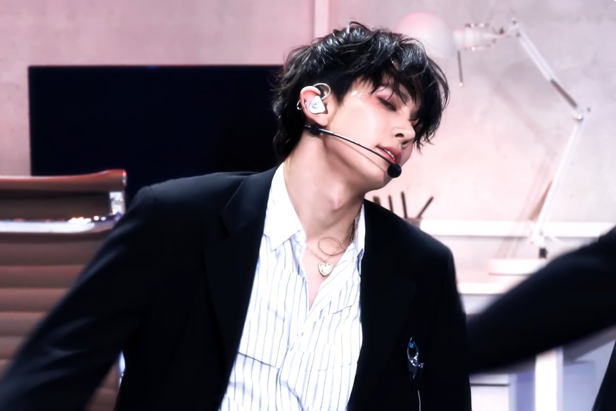 enginafess's tweet image. -en rambut berantakan, kemeja kebuka, muka rada pucet, tapi malah makin ganteng dan hot🥵