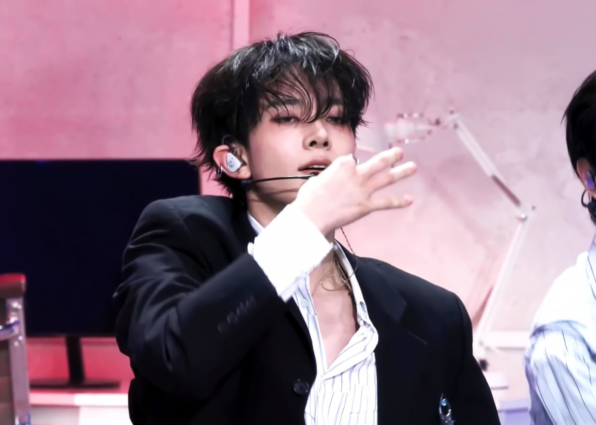 enginafess's tweet image. -en rambut berantakan, kemeja kebuka, muka rada pucet, tapi malah makin ganteng dan hot🥵