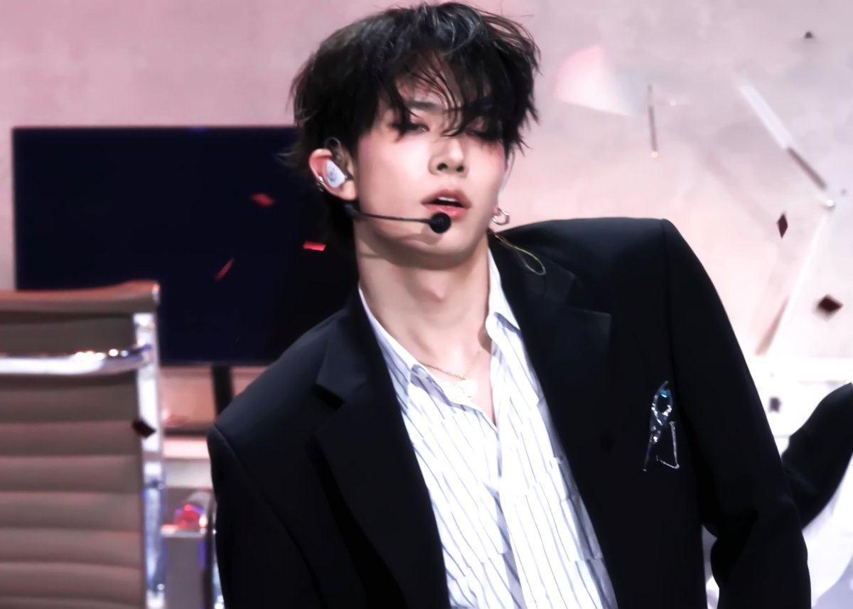 enginafess's tweet image. -en rambut berantakan, kemeja kebuka, muka rada pucet, tapi malah makin ganteng dan hot🥵