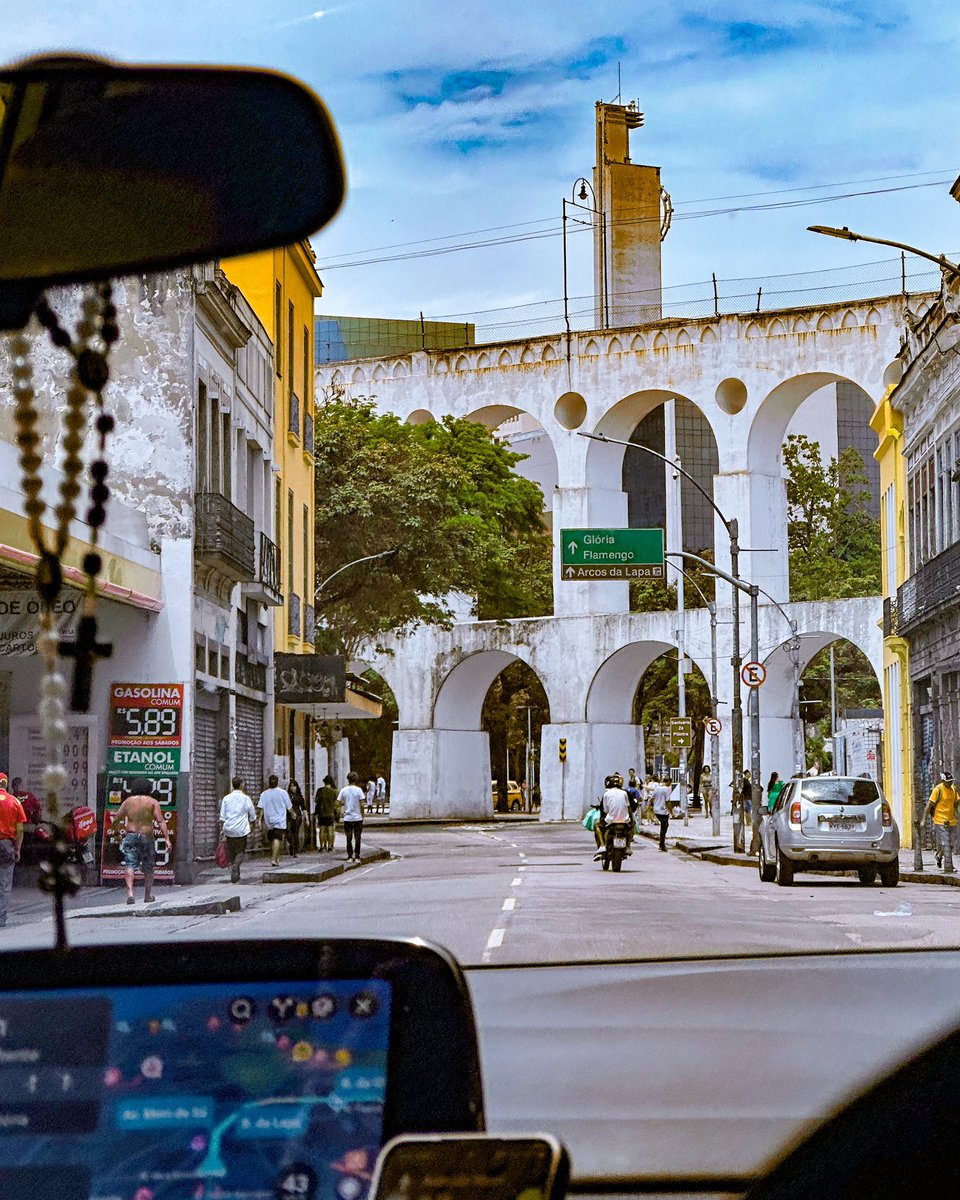 aka_vitao's tweet photo. pelo parabrisa do uber. 
Rio, Lapa e fé. https://t.co/UpVc5PDkcH