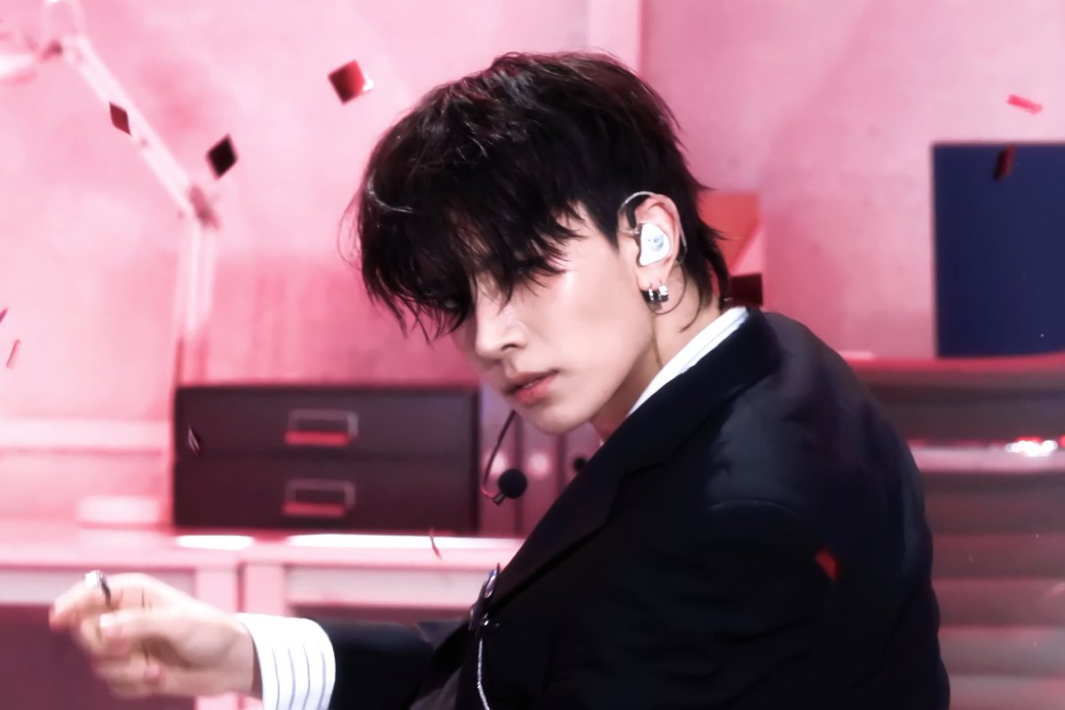 enginafess's tweet image. -en rambut berantakan, kemeja kebuka, muka rada pucet, tapi malah makin ganteng dan hot🥵