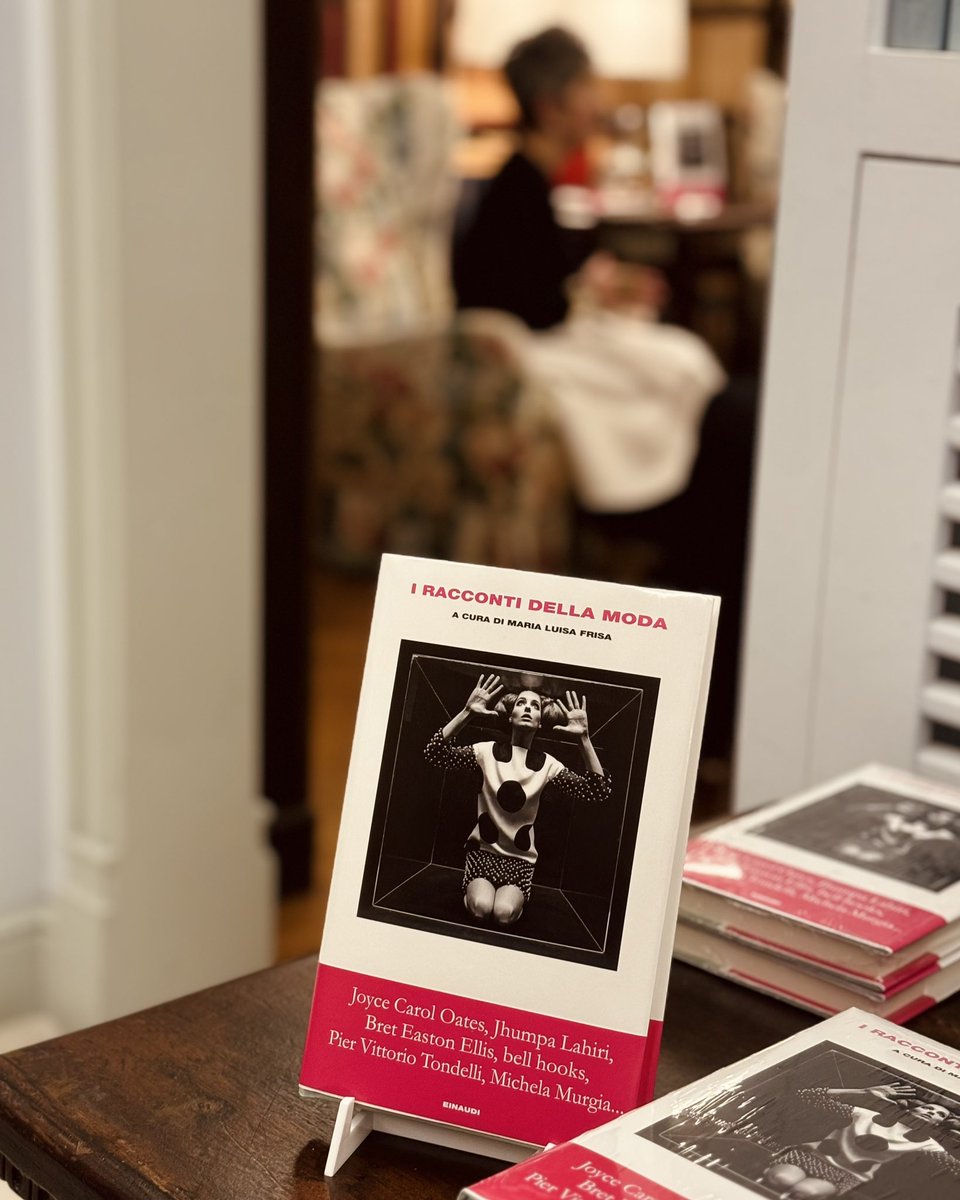 FondBellonci's tweet photo. Maria Luisa Frisa curatrice del libro «I racconti della moda» (Einaudi) ha dialogato con Stefano Petrocchi, direttore della Fondazione Bellonci, nella Casa Museo. https://t.co/XlbpE1uzSd