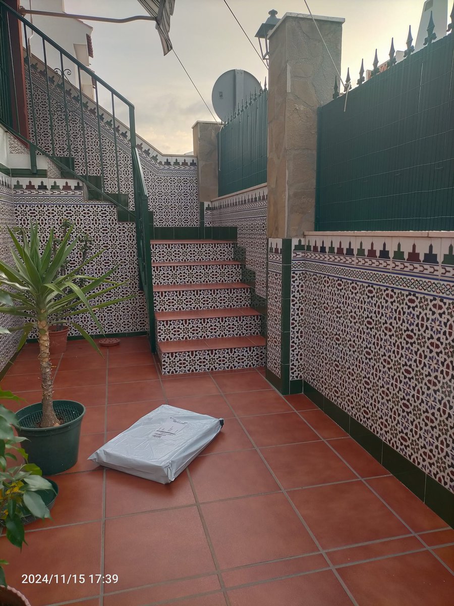 Señores de <a href="/MediaMarkt_es/">MediaMarkt España</a> he comprado un ordenador portátil y el repartidor lo ha tirado por encima del muro.
Voy a llevarlo a una tienda y lo van a abrir ustedes, y me van a devolver en dinero en la tienda.
Se debería llamar Black Fraude