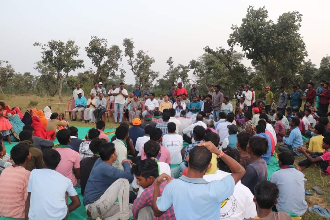 सिल्ली विधानसभा सोनाहातु प्रखंड के बांधडीह हेंसाडीह में चूल्हा प्रमुखों के साथ बैठक कर उन्हें <a href="/ajsupartyjh/">AJSU PARTY</a> अध्यक्ष सह एनडीए उम्मीदवार आदरणीय श्री <a href="/SudeshMahtoAJSU/">Sudesh Mahto</a> जी के जीत के अंतर को बड़ा करने की दिशा में आवश्यक दिशा निर्देश दिए।

#Ajsuparty #आजसूपार्टी #Jharkhand #Silli #NDA
